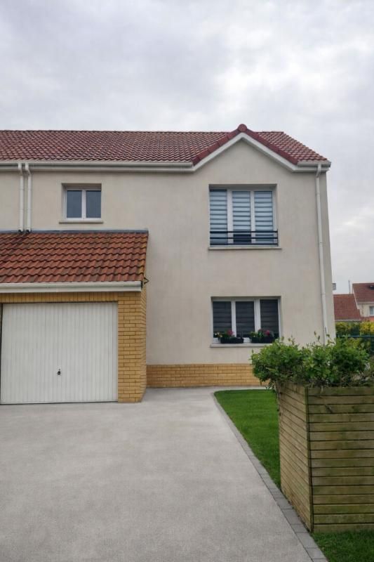 Maison contemporaine T4 90 m² avec étage, implantée sur 300 m² de terrain clos 296100 TTC
