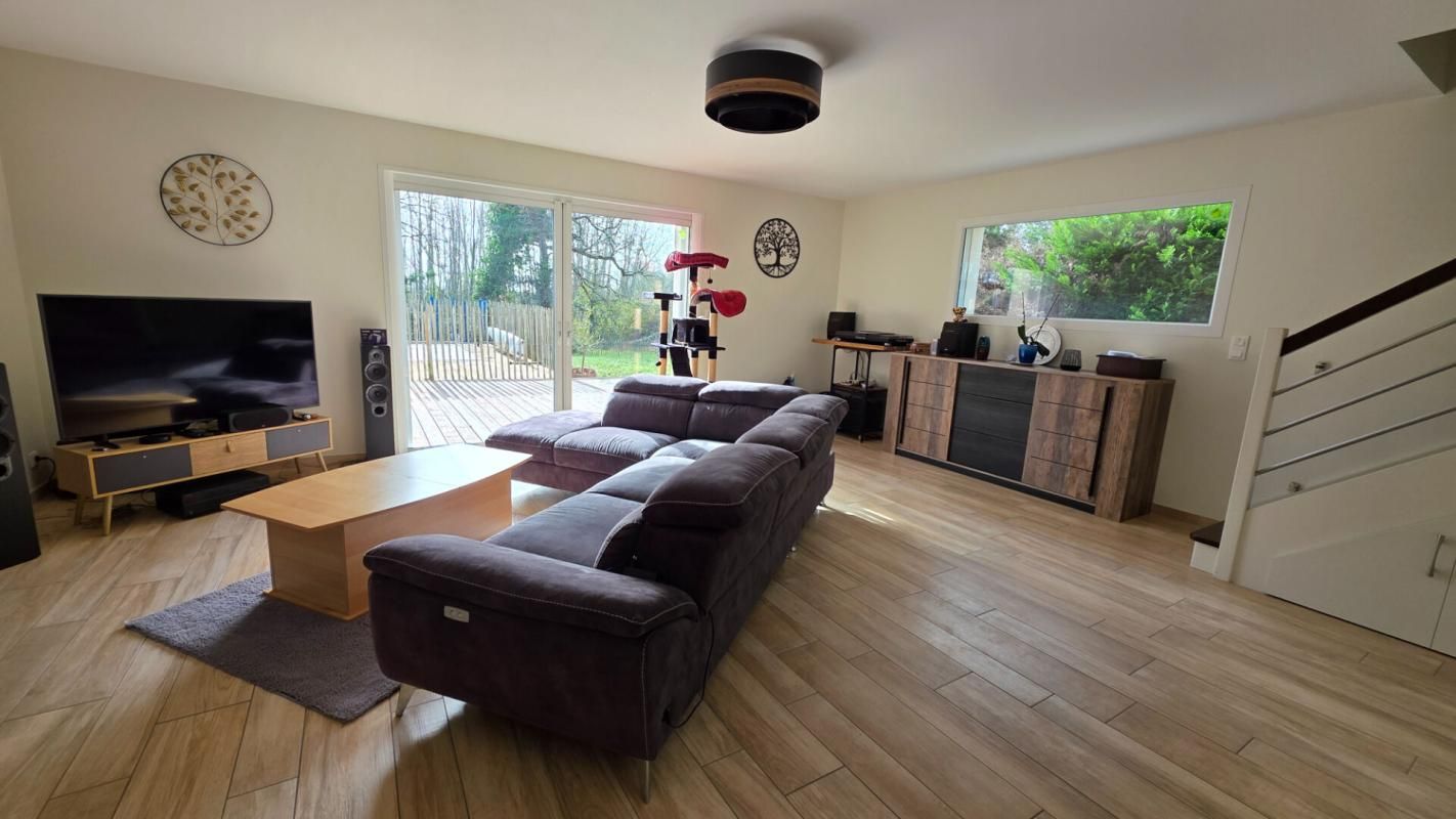 SOULAC-SUR-MER Maison 8 pièces de 160 m²  Terrain 1127 m²  Au calme, lisière de forêt 2