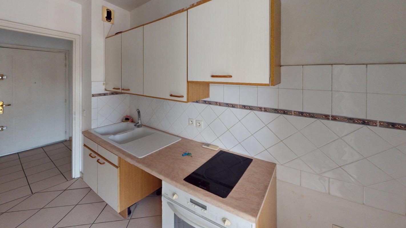 LE MUY Rare au Muy : T3 lumineux avec terrasse, ascenseur dans résidence avec parking en plein centre-ville ! 3