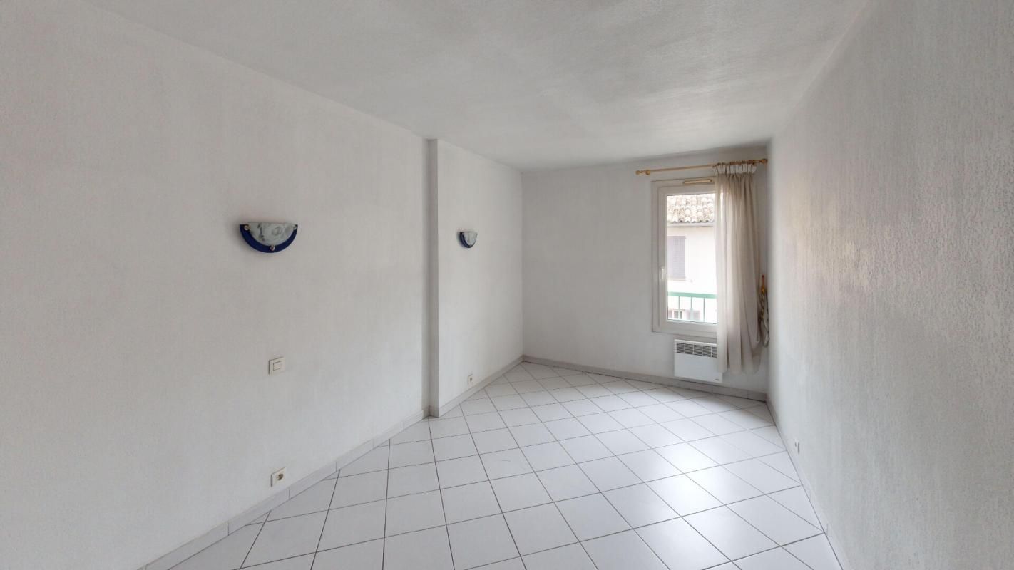 LE MUY Rare au Muy : T3 lumineux avec terrasse, ascenseur dans résidence avec parking en plein centre-ville ! 4