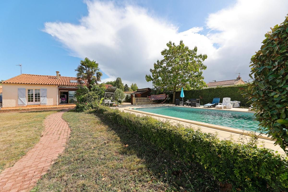 MONTAIGU Maison familiale 6 pièces  avec piscine  à La Guyonnière 1