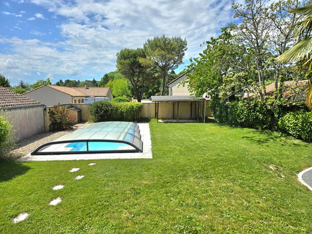 TRELISSAC Maison traditionnelle périgourdine, type 9, double garage, piscine couverte, sur un terrain de 1102 m² 3