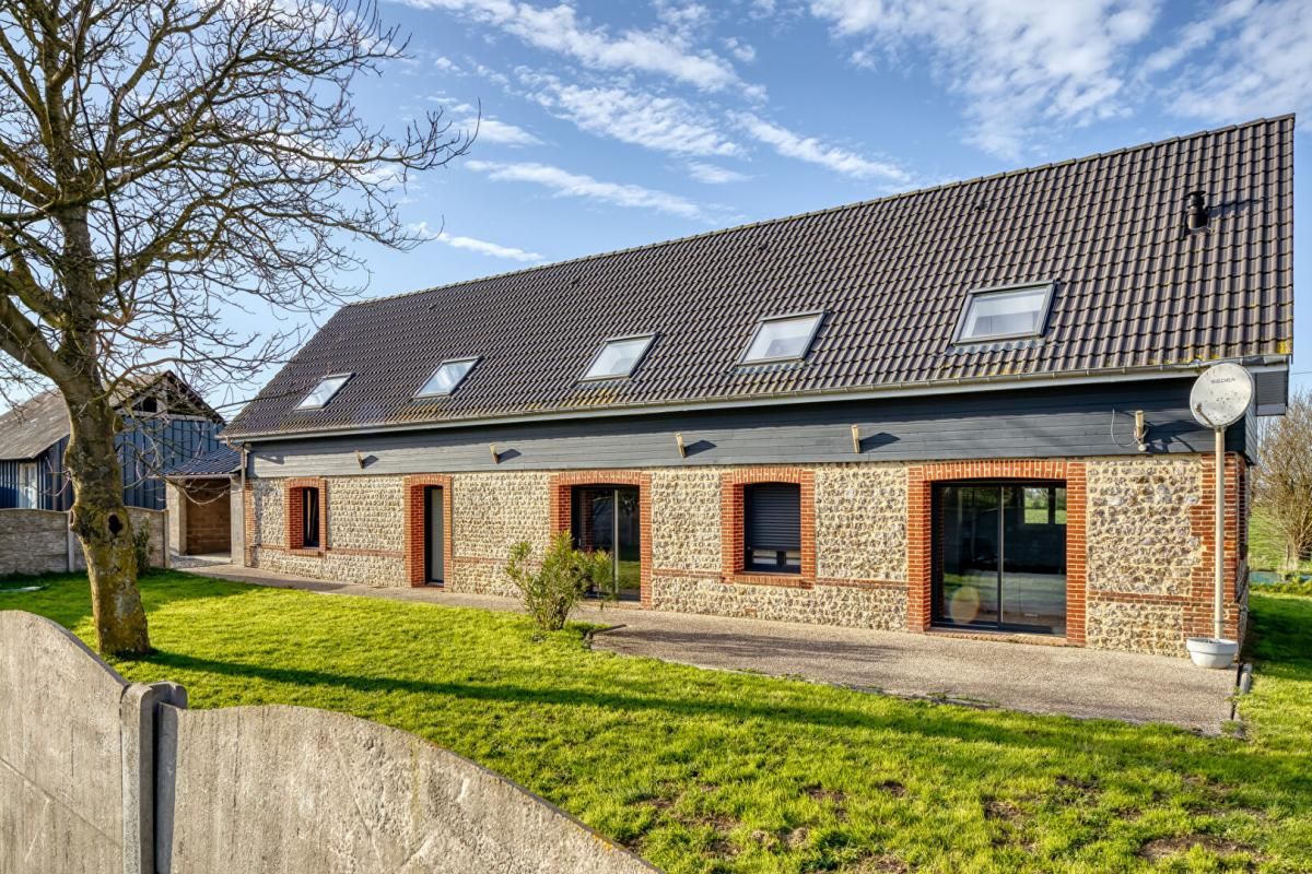 Magnifique briques et silex, lumineuse, vie de plain pied, aucun travaux, dépendances