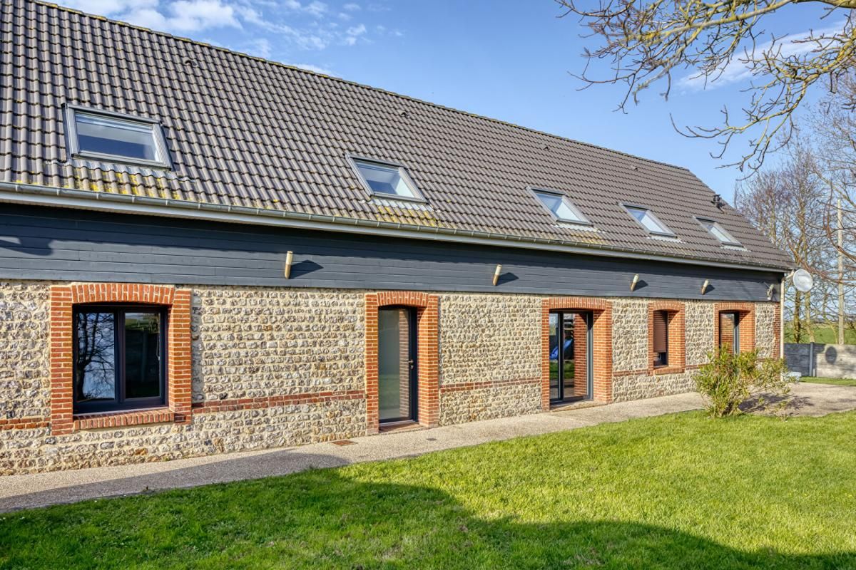 ELETOT Magnifique briques et silex, lumineuse, vie de plain pied, aucun travaux, dépendances 3