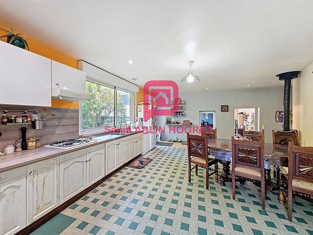 SAINT-QUENTIN-LES-ANGES Maison 4 chambres dépendance et grand terrain 4