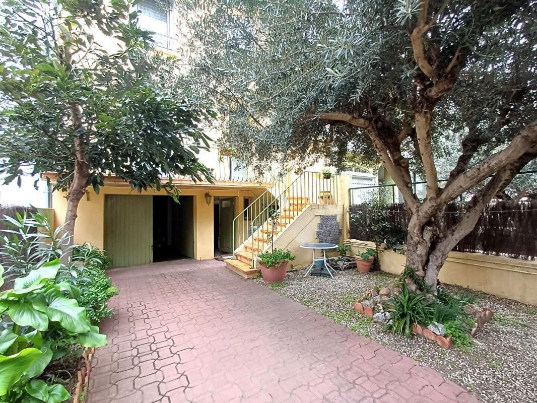 Quartier des fleurs, maison de ville typée fin années 40 avec studio, garage et jardin