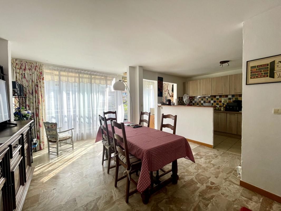 Appartement traversant T4  de 95m2, garage double et cave - Centre-ville - Hyères