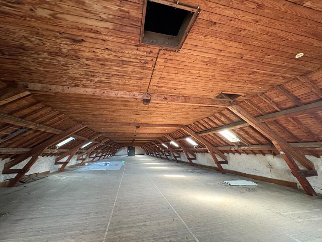 BORDEAUX Axe Bordeaux Toulouse -  Patrimoine industriel 9 000 m² , Hub logistique & résidentiel 4