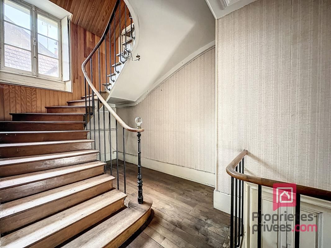 AVALLON Maison de ville à rénover avec garage AVALLON 4