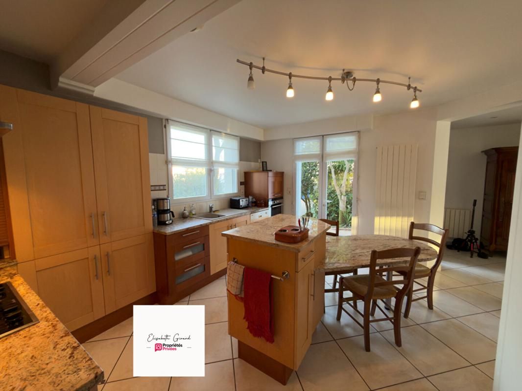 CHALLANS CHALLANS -MAISON 3 CHAMBRES DE 205 M2 AVEC UN JARDIN ARBORÉ  - 1 BUREAU - 1 MEZZANINE À VENDRE 2