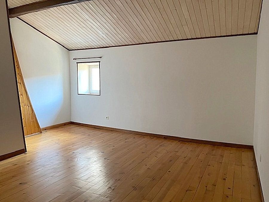 SURGERES Ensemble immobilier 2 logements loués avec garages et espaces extérieurs 4