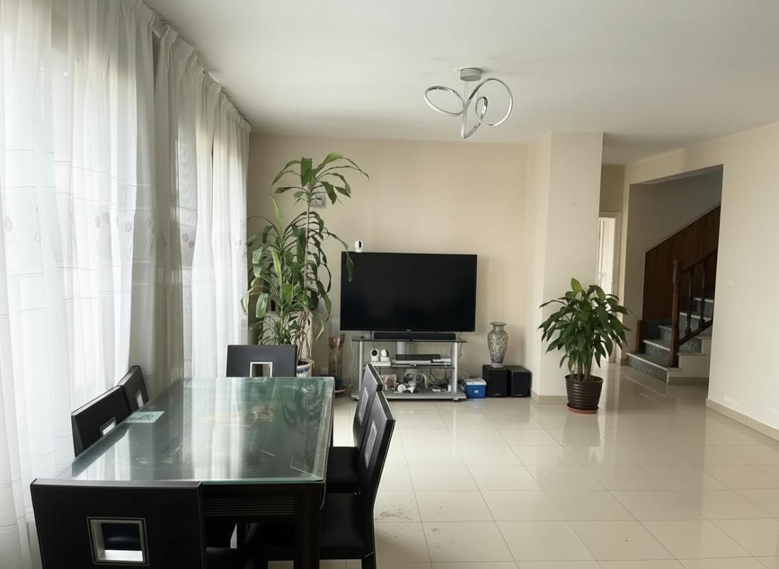 maison familiale, située dans un environnement calme et sécurisé, au coeur d'un secteur pavillonnaire recherché. 130 m2 avec grand local/atelier  45 m2