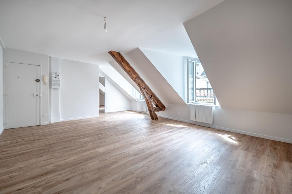 Paris 8-Dernier étage avec ascenseur à deux pas de l'Elysée-63M2 au sol-Appartement rénové et lumineux