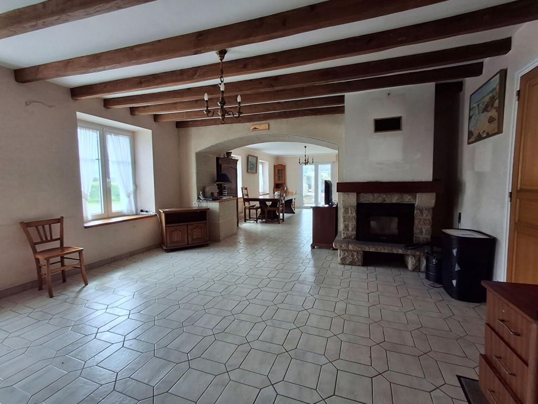 CRUGUEL Vous rêvez d'espace, de nature et d'un terrain pour vos projets ? Cette propriété pourrait bien être votre coup de coeur 3