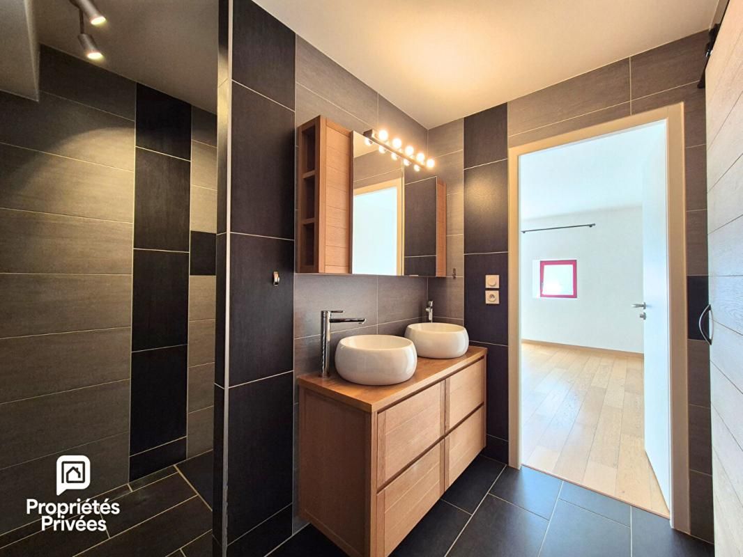 CHEVRIER Maison de caractère rénovée avec dépendance, piscine et jardin au calme 4