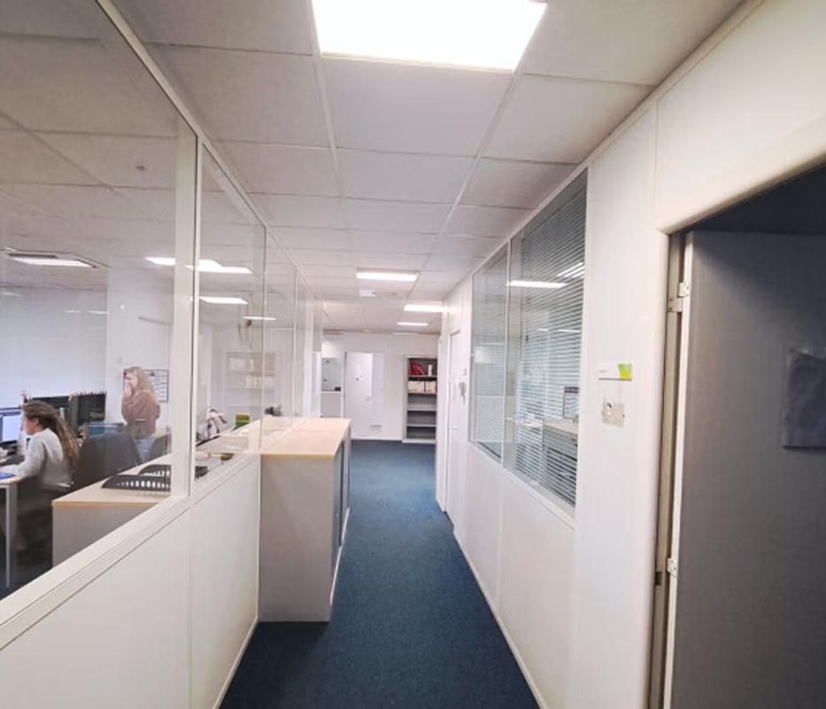 LABÈGE -  BUREAUX & STOCKAGE (296 m²)