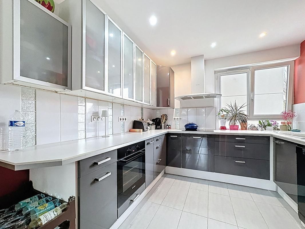 TASSIN-LA-DEMI-LUNE Appartement  4 pièce(s) 97 m2 2