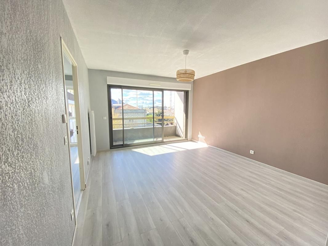 BORDEAUX T2 42.78 m2 avec vue dégagée, balcon et parking 4