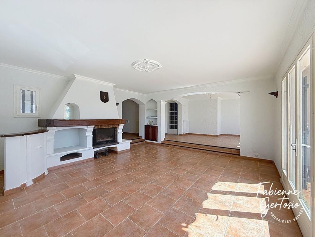 CEYRESTE CEYRESTE ! Maison traditionnelle 6 pièces, terrain 1 000 m², piscine 2