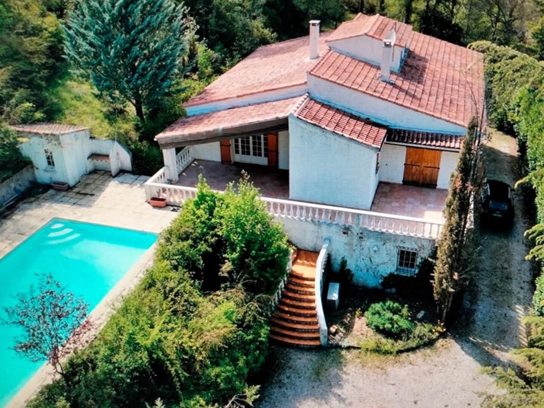 Maison Ponteves 188 m2 avec grande piscine et  grand sous sol de 145 m2