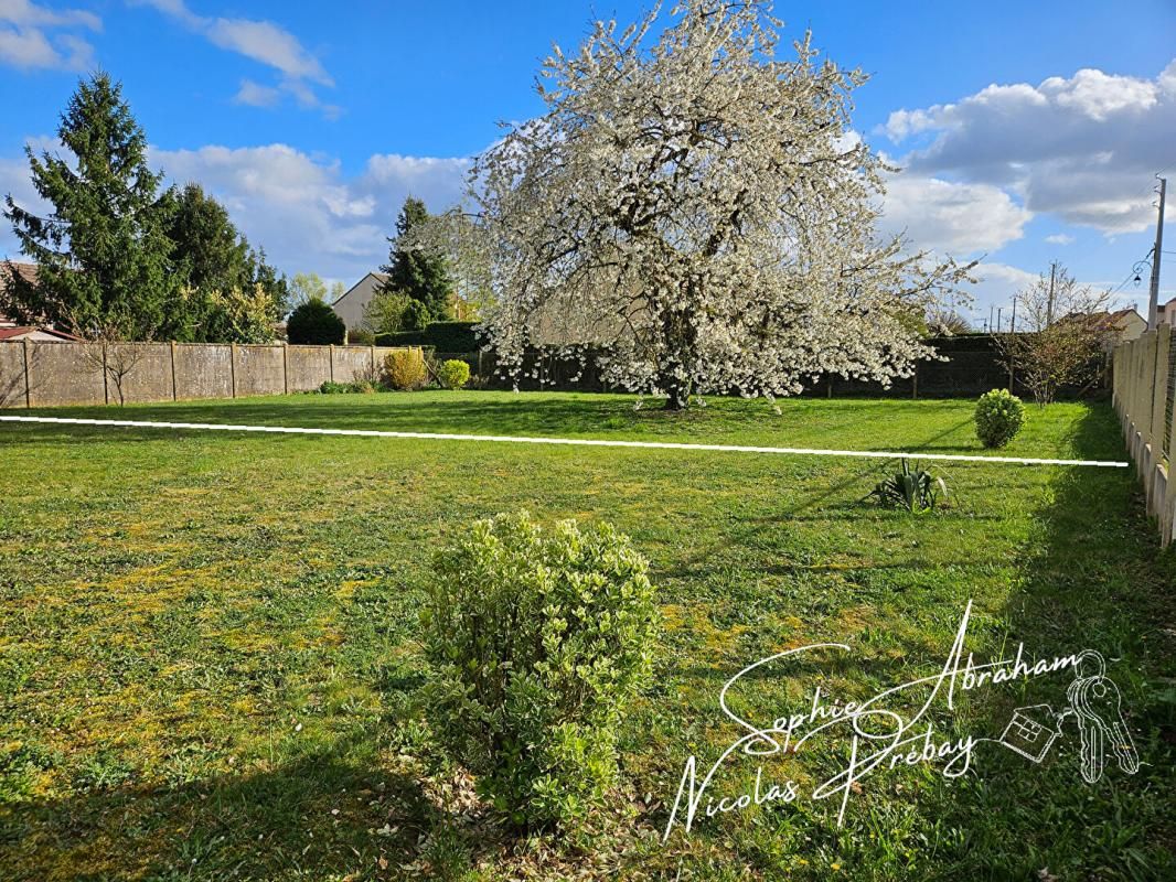 PUSSAY Terrain constructible de 350m² 1