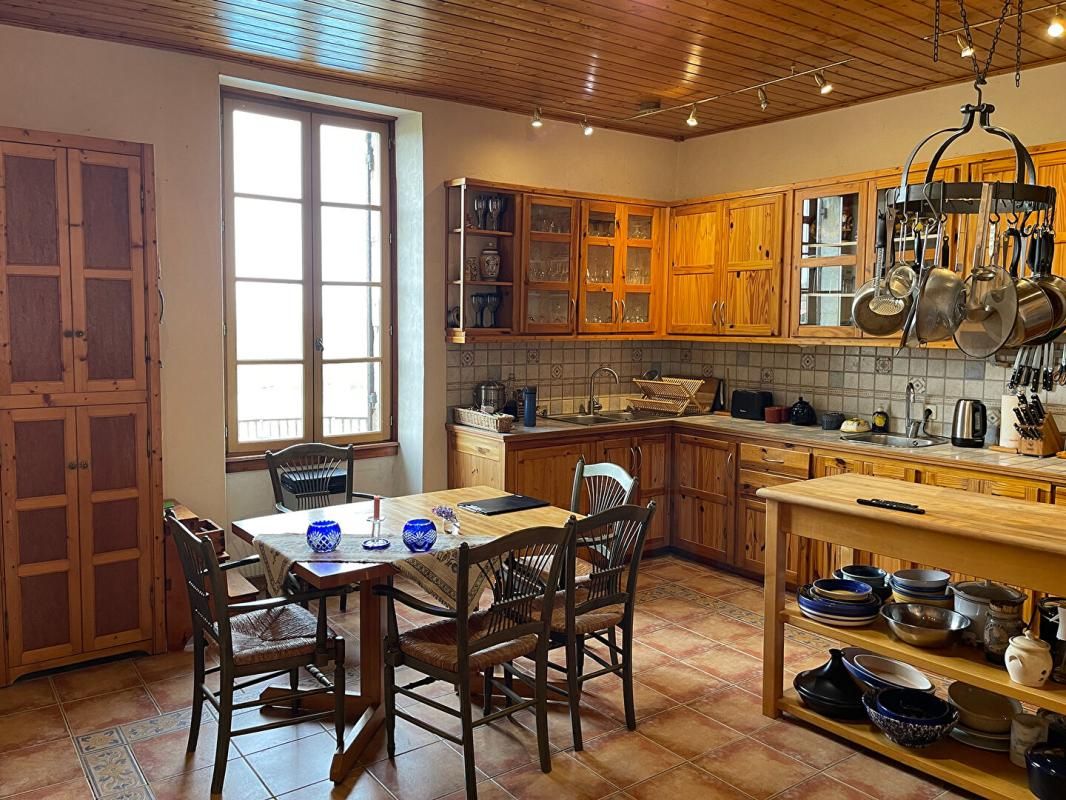 PUYSSERAMPION Ancienne ferme rénovée (270 m2) avec grange, intimité et vue dégagée 3