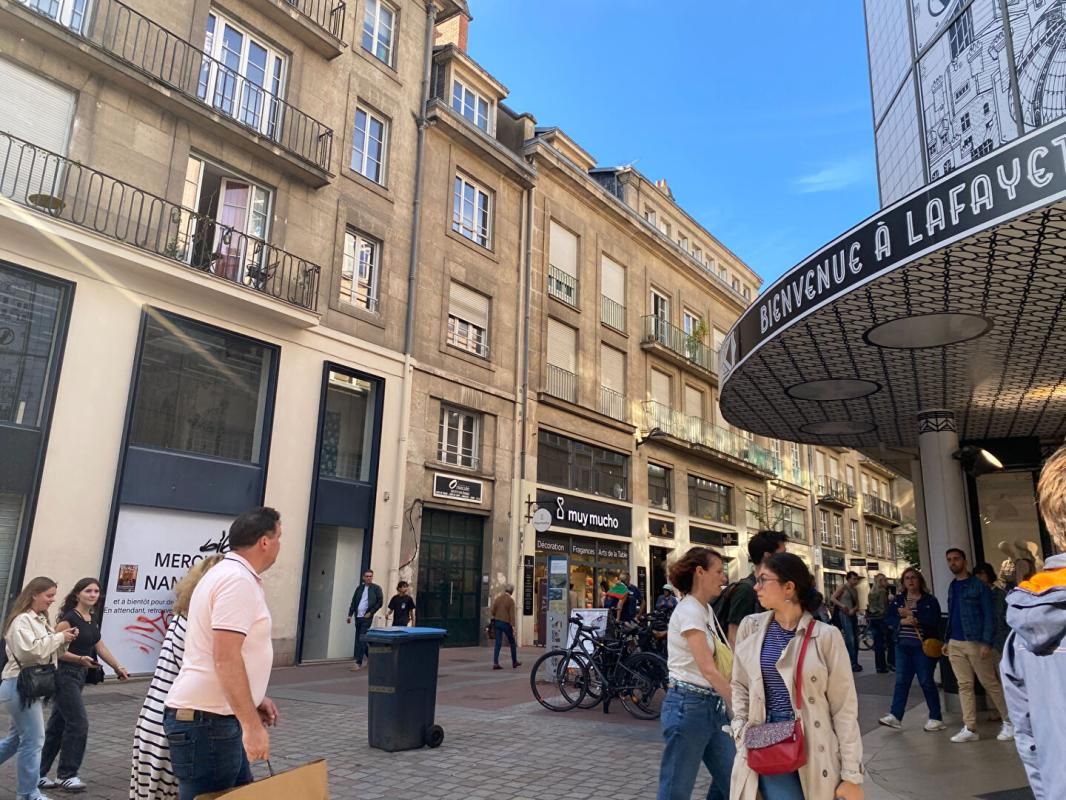 NANTES 44000 NANTES - SURFACE COMMERCIALE DIVISIBLE 1720 m² , A LOUER, QUARTIER DECRE 2