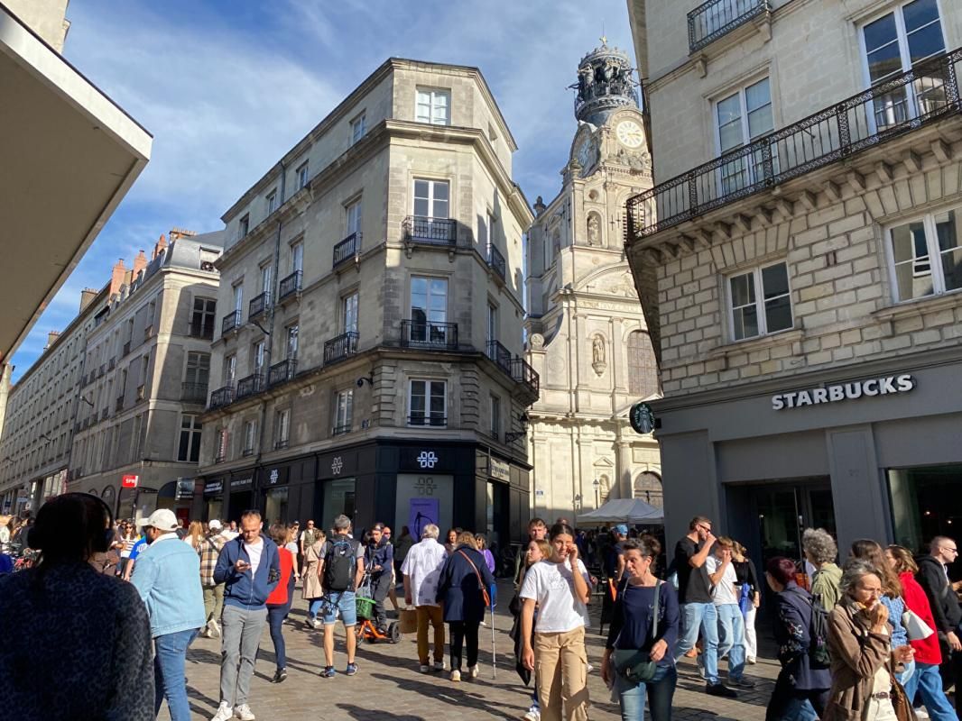 NANTES 44000 NANTES - SURFACE COMMERCIALE DIVISIBLE 1720 m² , A LOUER, QUARTIER DECRE 3