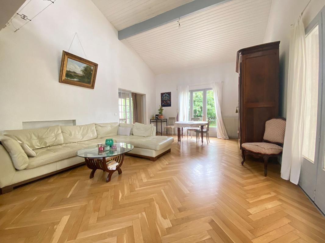 EYSINES Belle maison de 4 ch sur magnifique jardin dans un quartier résidentiel d'Eysines, intra rocade 210 m2 2