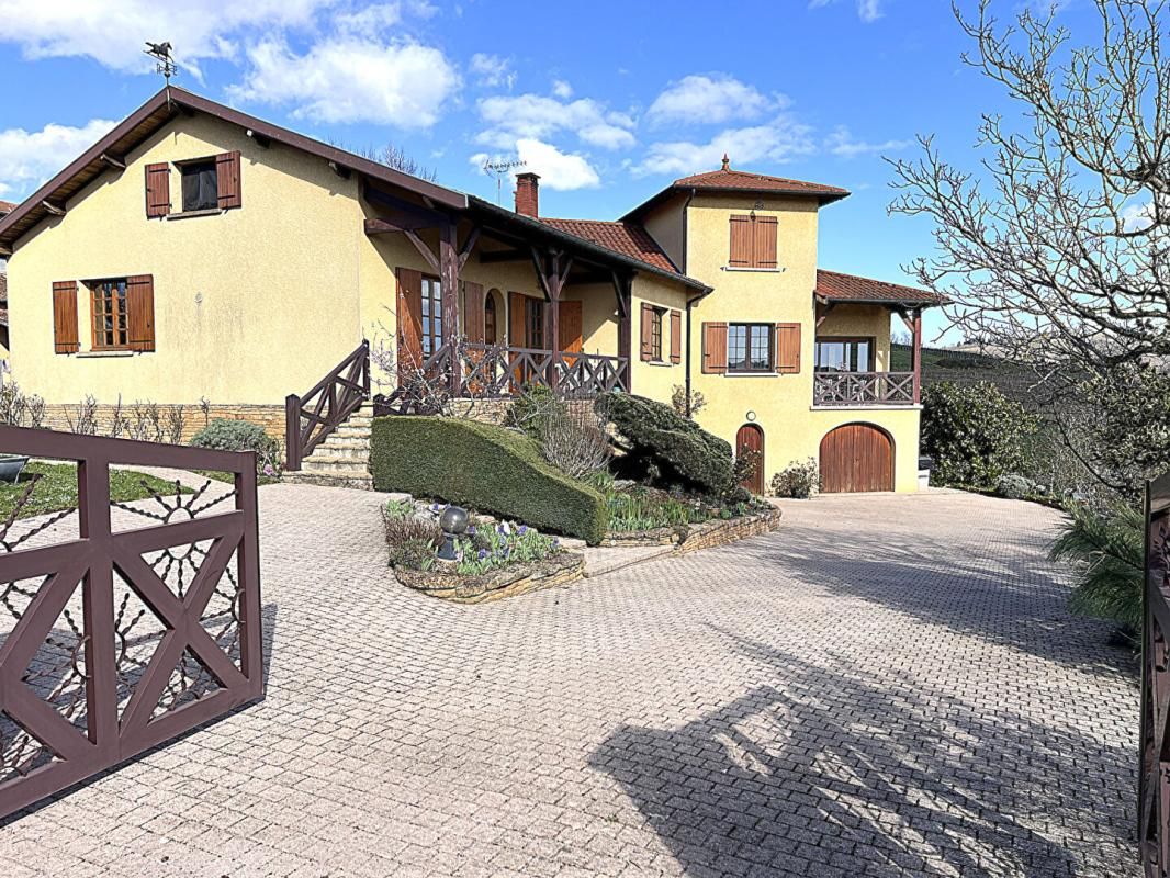 LETRA  69620 . Maison 8 pièces 190 m2 sur terrain de 1955m2 avec piscine et hangar