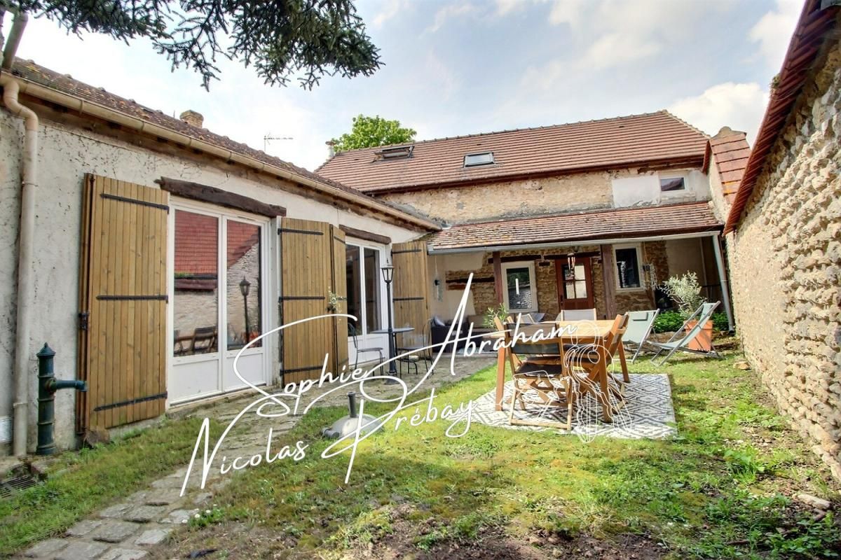 Maison en pierres de 6 pièces, 4 chambres avec jardin et terrasse