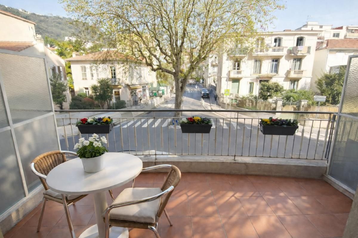 NICE Étage complet d'un immeuble Nice 8 studios avec balcons ou terrasses, total 150 m2 2