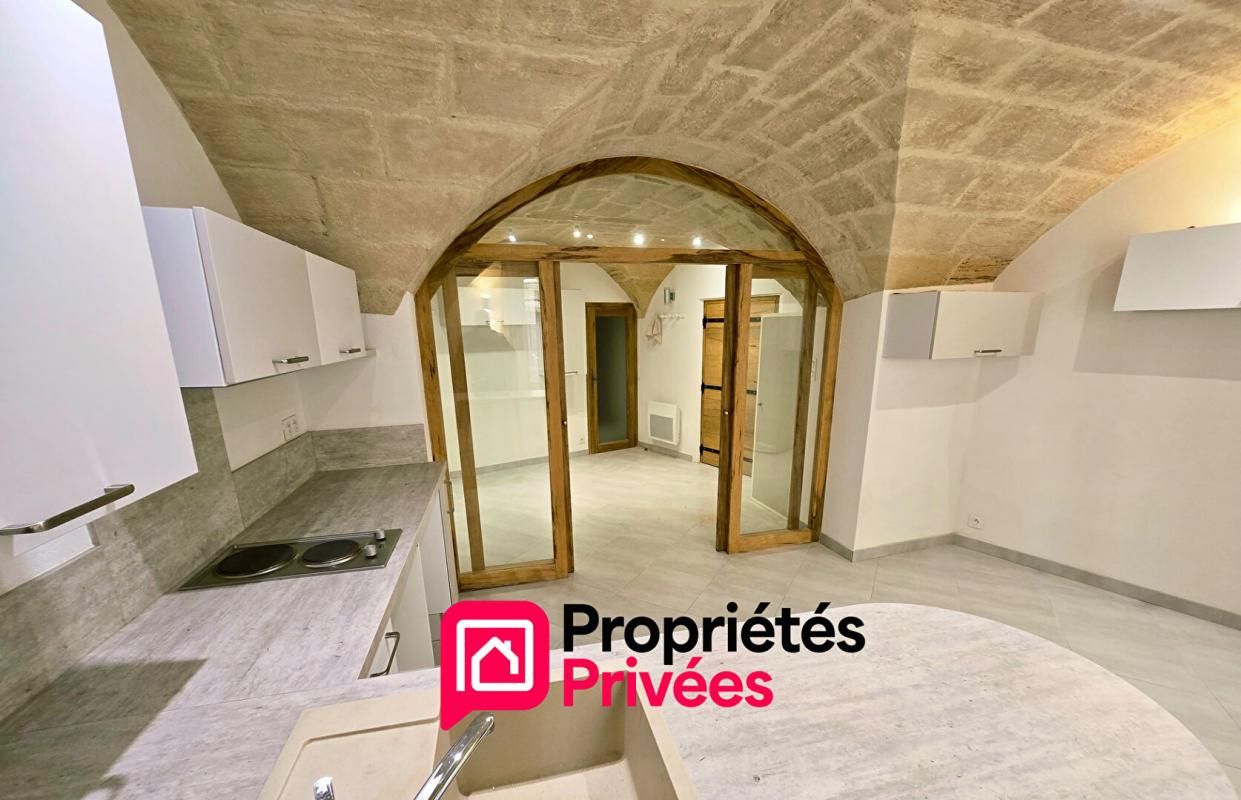Uzes, centre ville, studio avec cave voutée