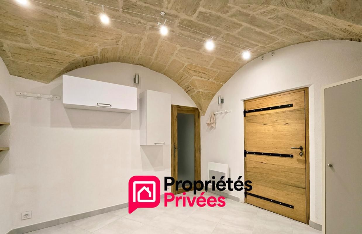 UZES Uzes, centre ville, studio avec cave voutée 2