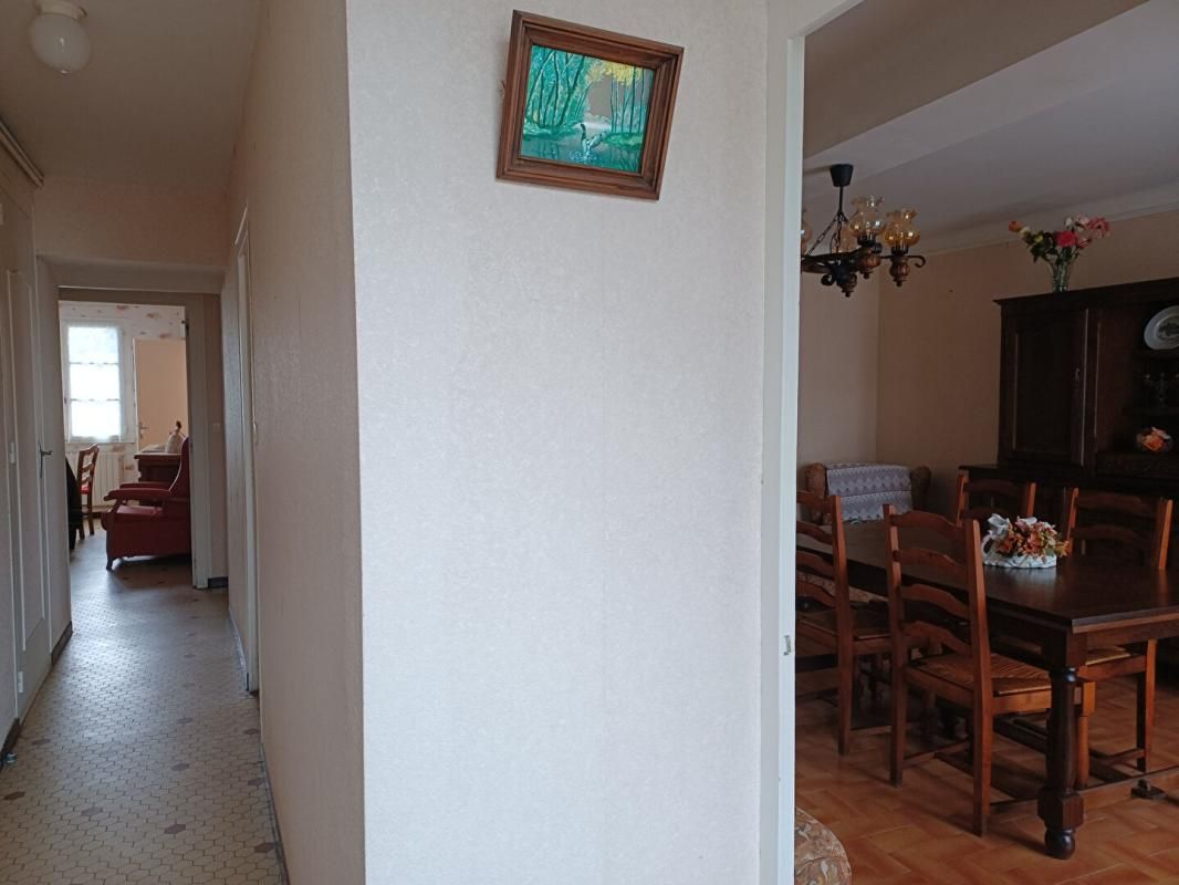 L'ABSIE Ancienne ferme entourée de granges en pierres 4