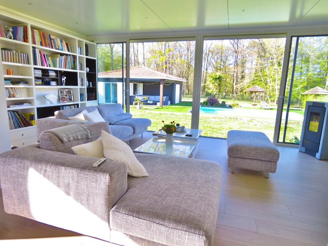 CAMARSAC Belle maison familiale récente avec piscine sur grand jardin avec vue forêt à Camarsac 2