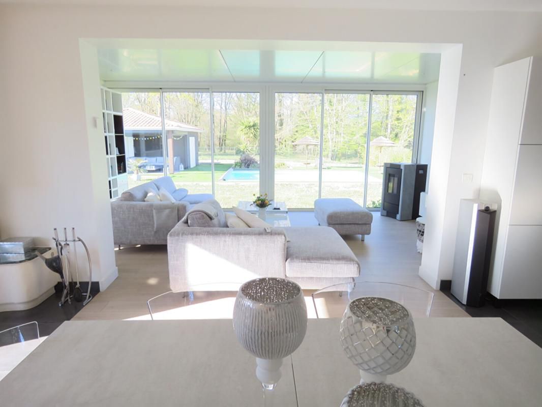 CAMARSAC Belle maison familiale récente avec piscine sur grand jardin avec vue forêt à Camarsac 4