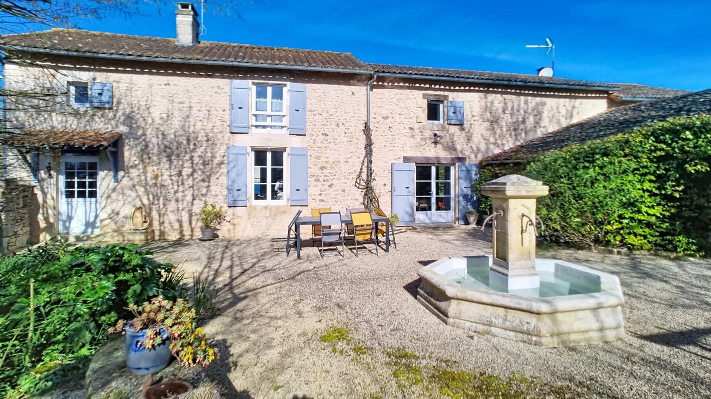 Saint Maurice La Clouère - Propriété de charme en pierre - 219 m²  - 6 chambres - 1,38 hectare