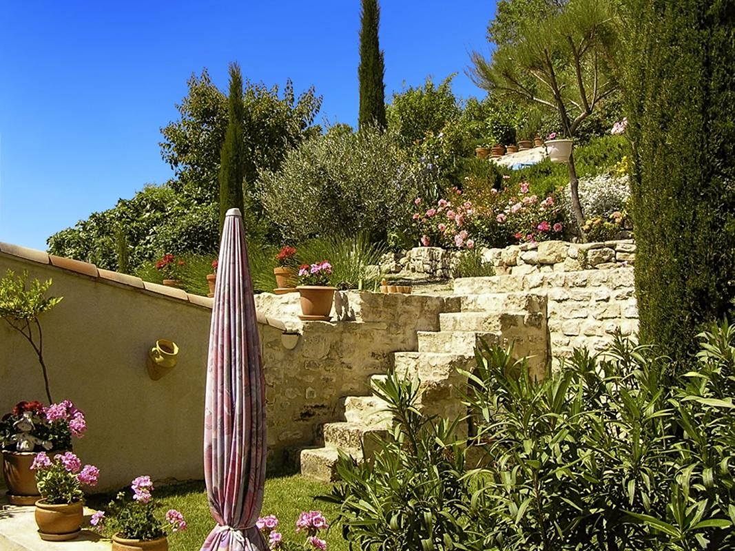 EXCLU, proche FORCALQUIER, Belle MAISON DE VILLAGE de 126 m²  avec terrasses, jardin et cour