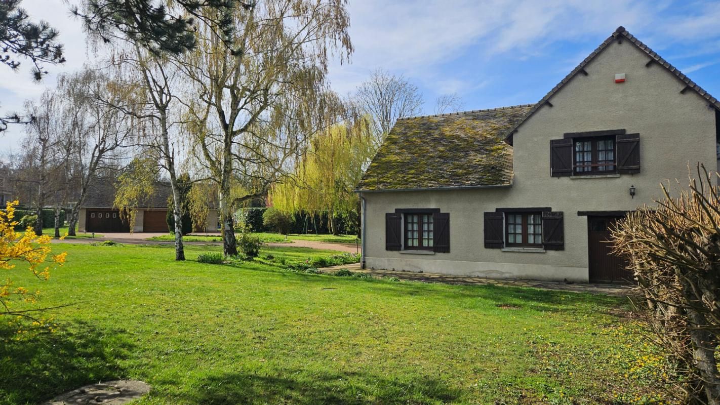 HOUDAN Houdan 10 mn / Propriété familiale 304 m2 / Terrain constructible et divisible 4