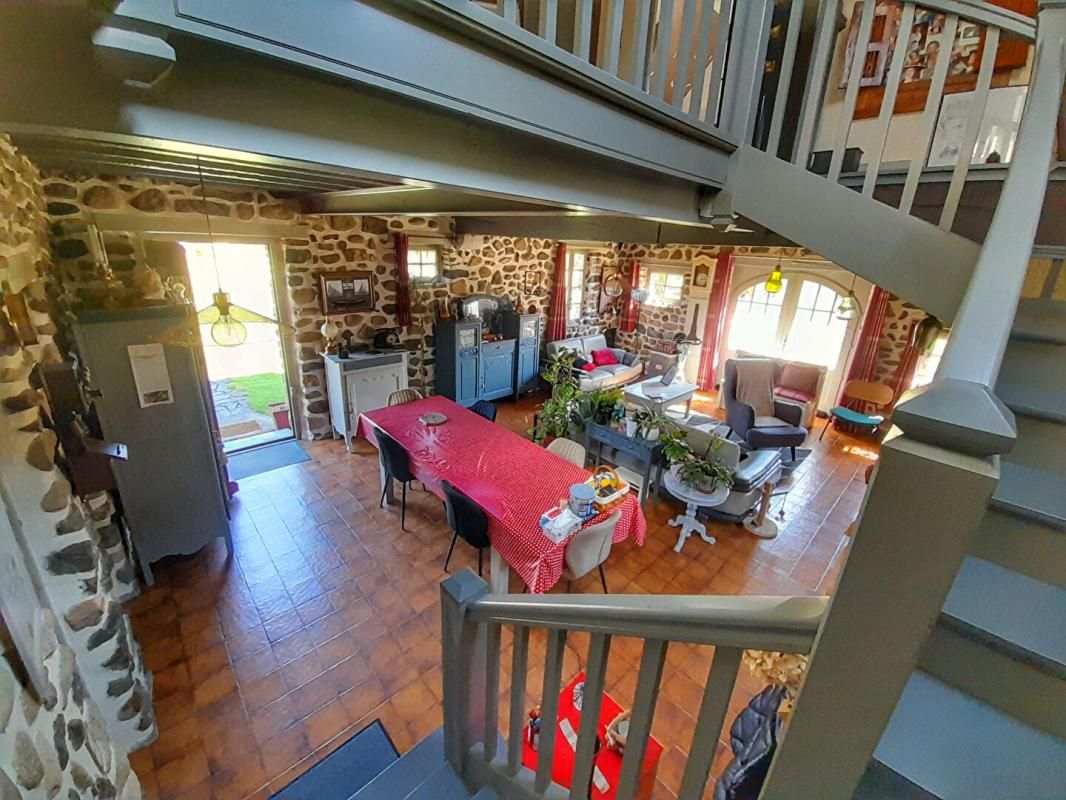 BUZY Charmante demeure en pierre avec vaste sous-sol et jardin paysager 2