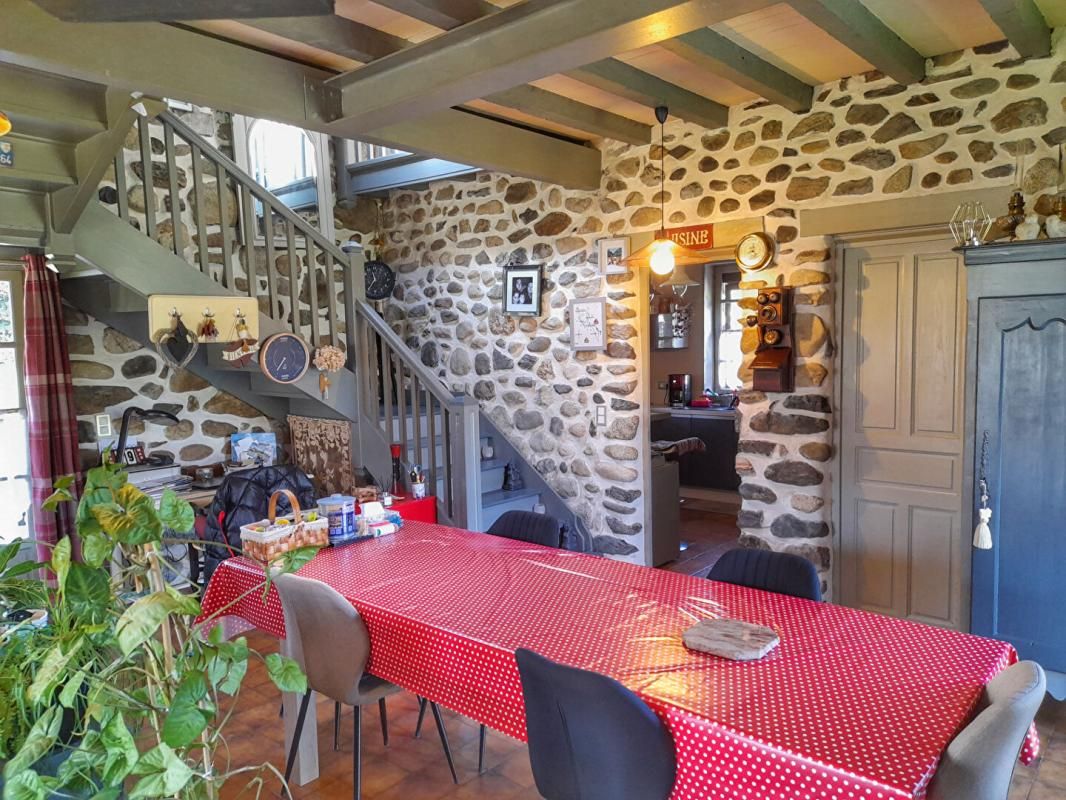 BUZY Charmante demeure en pierre avec vaste sous-sol et jardin paysager 4