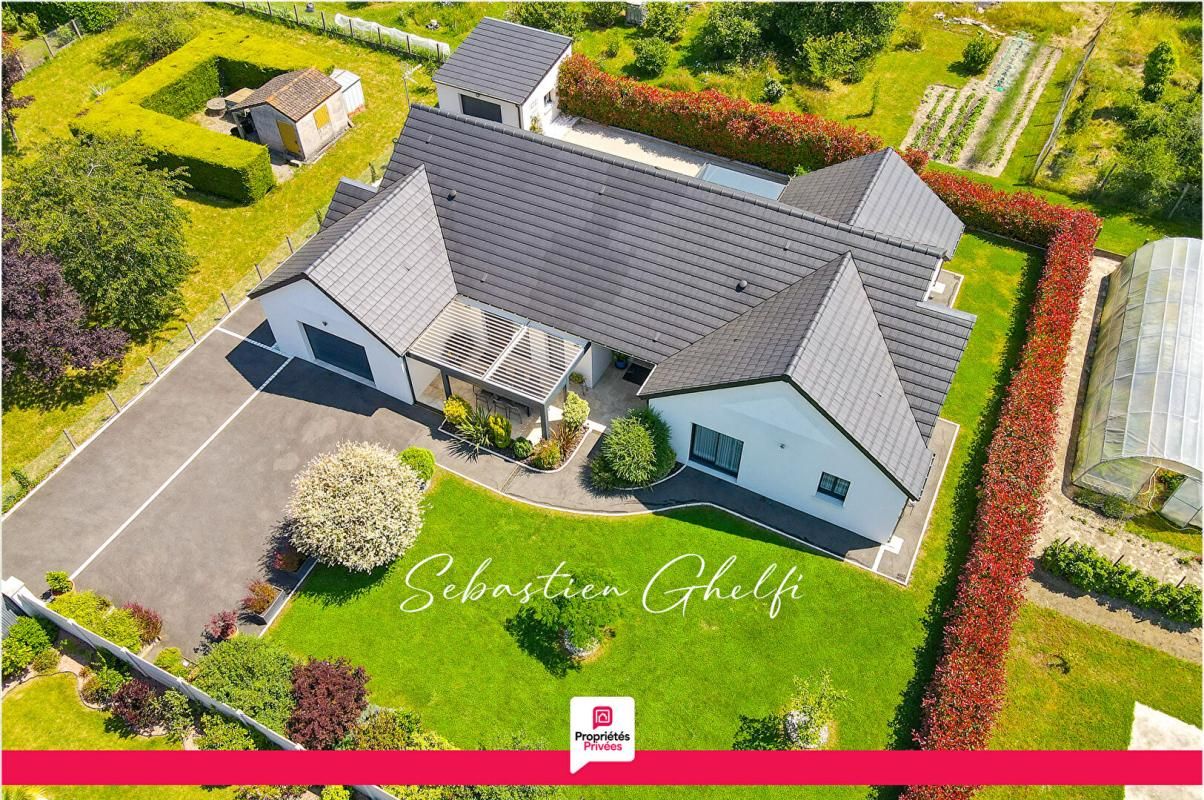 belle maison de plain-pied avec 4 chambres,2 garages, terrain de pétanque