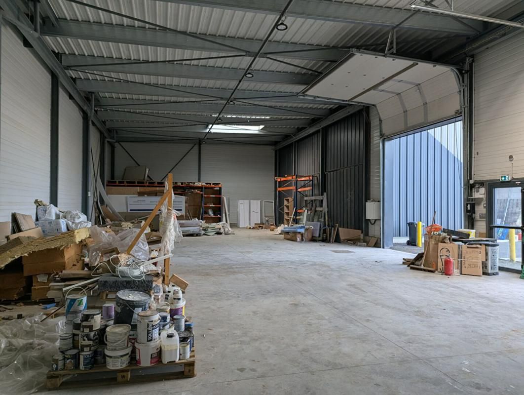 CREIL 60100 CREIL - Entrepôt d'activité avec bureau et parkings 4