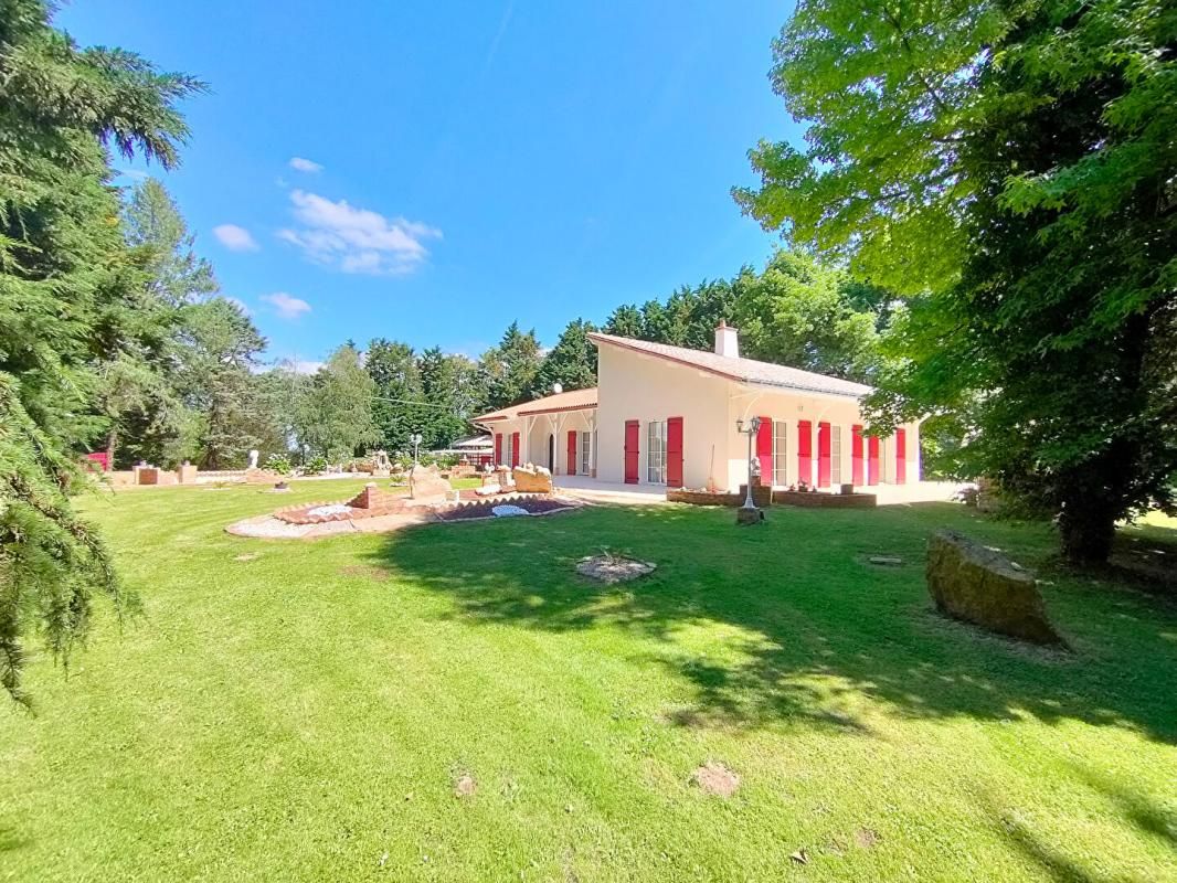 SAINT-MARTIN-DES-TILLEULS Maison Saint Martin des Tilleuls 6 pièces 192 m2 2