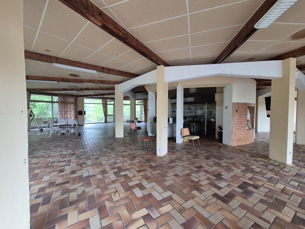 SAINT-YRIEIX-LE-DEJALAT Ensemble immobilier  3700 m² 2