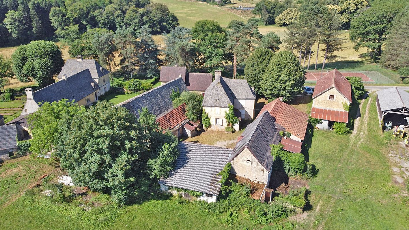 SAINT-CREPIN-ET-CARLUCET Corps de ferme Saint Crepin et Carlucet 6 pièce(s) 149 m2 1