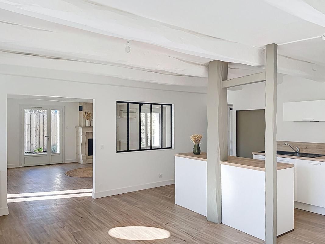 SAINT-SAUVEUR-D'AUNIS Belle demeure en pierre rénovée centre village 232 m2, 5 chambres, jardin, dépendance 1