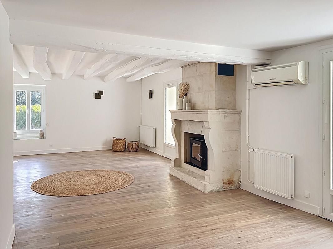 SAINT-SAUVEUR-D'AUNIS Belle demeure en pierre rénovée centre village 232 m2, 5 chambres, jardin, dépendance 2