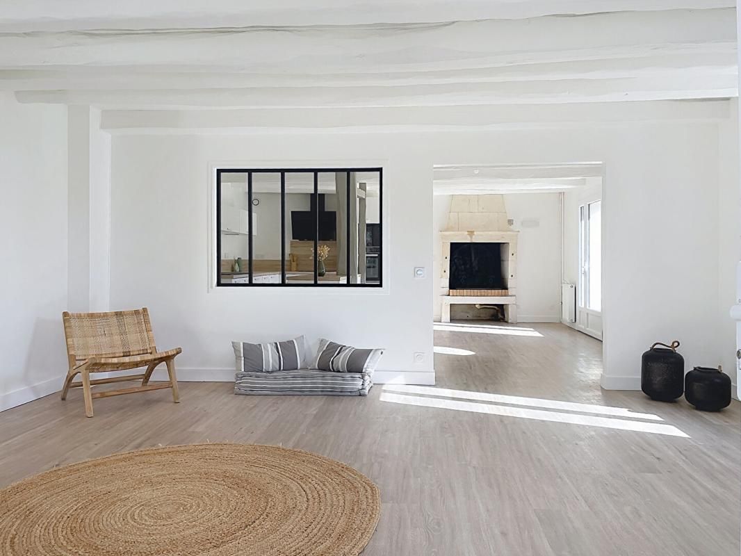 SAINT-SAUVEUR-D'AUNIS Belle demeure en pierre rénovée centre village 232 m2, 5 chambres, jardin, dépendance 3